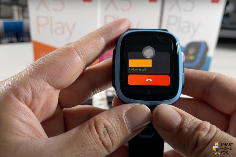 Man sieht einen eingehenden Anruf auf der XPLORA X5 Play.